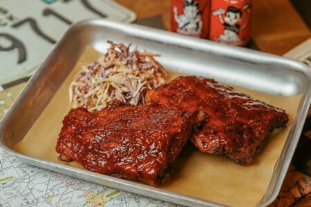 Свиные ребра в глазури с салатом коул слоу