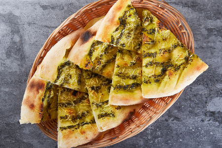 Фокачча с соусом песто и сыром пармезан