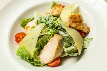 Салат Цезарь с курицей