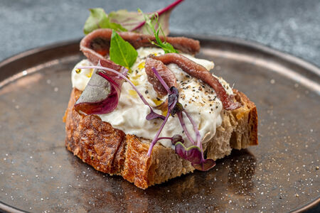 Брускетта с бурратой и анчоусами