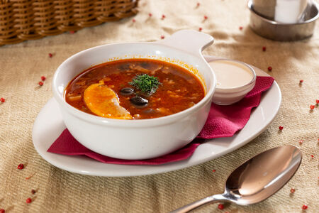 Солянка мясная со сметаной