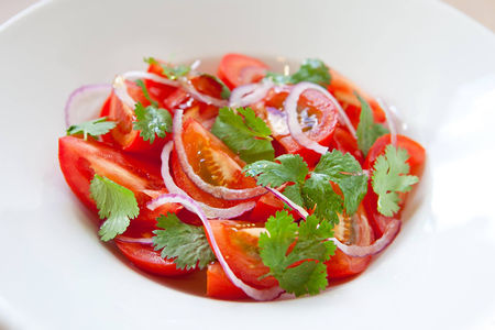 Салат из розовых помидоров с красным луком