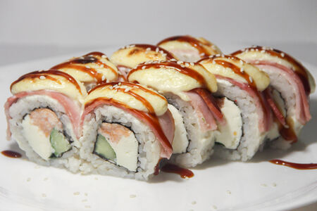 Запеченный ролл с беконом