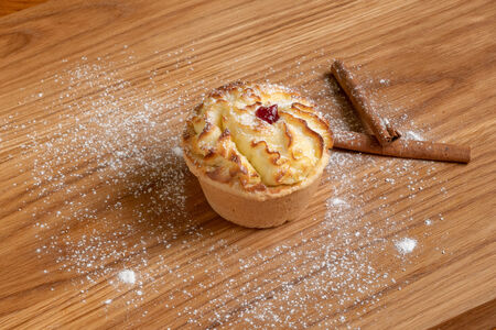 Лукошко с творогом и малиной