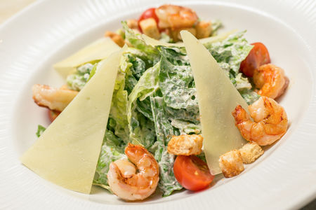 Салат Цезарь с креветками