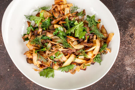 Картофель жаренный с вешенками