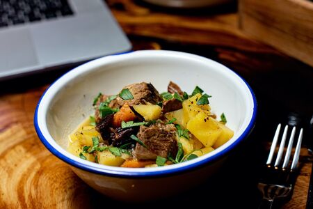 Томленая баранина с картофелем и сухофруктами