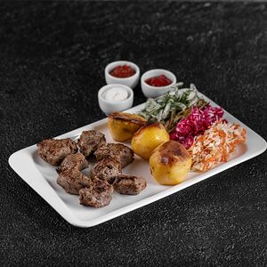 Шашлык из телятины с гарниром, салатом и соусами