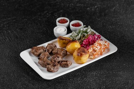 Шашлык из телятины с гарниром, салатом и соусами