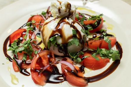 Салат с сыром буррата