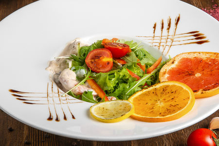 Теплый салат из морепродуктов в сливочном соусе