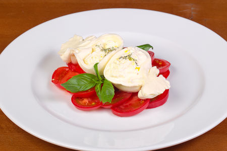 Буррата с помидорами