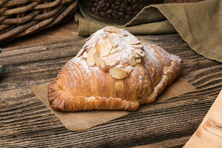 Круассан с миндальным кремом