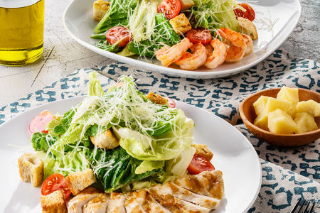 Салат Цезарь с креветками