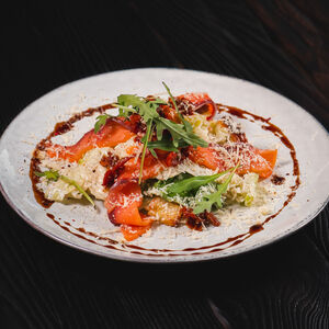 Салат Цезарь с диким лососем