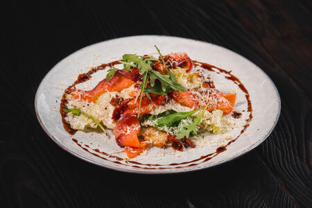 Салат Цезарь с диким лососем