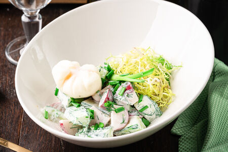 Салат по-деревенски с яйцом пашот