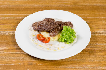 Медальоны из говяжьей вырезки с пюре