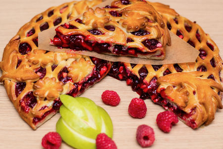 Пирог с малиной и яблоками