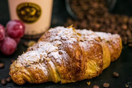 Круассан с миндалем