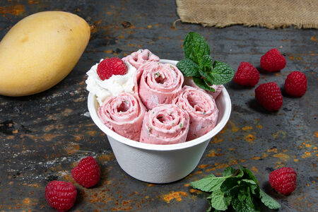 Мороженое с манго, малиной и мятой