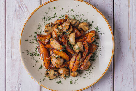 Жареный картофель с грибами