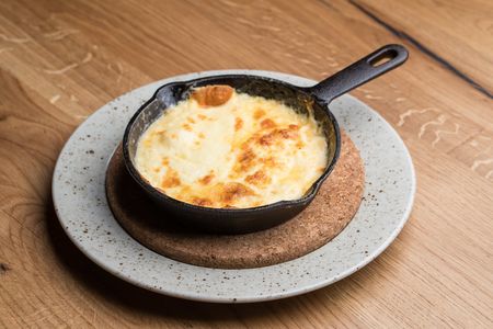 Запечённый сулугуни с помидорами