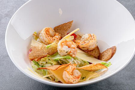 Салат Цезарь с креветками