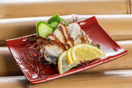 Сашими Угорь