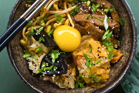 Корейский пибимпаб с говядиной и овощами