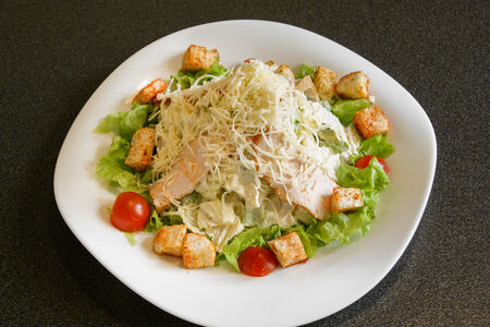 Салат Цезарь с цыпленком