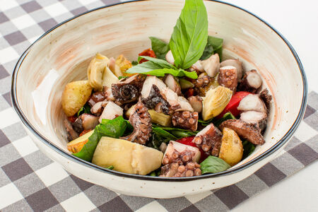 Салат с осьминогом, молодым картофелем и артишоком