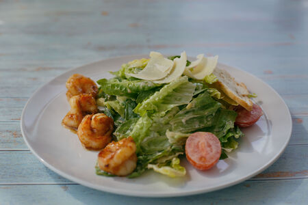 Салат Цезарь с креветками