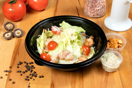 Салат Цезарь с креветками