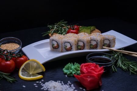 Ролл Филадельфия в кунжуте