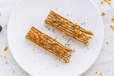 Трюфельный медовик с медовой крошкой