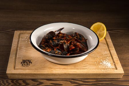 Мидии в томатном соусе