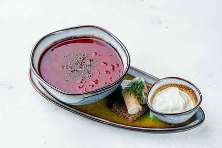 Борщ с говядиной и сметаной