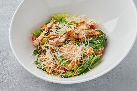 Салат Цезарь с цыпленком