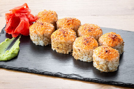 Запеченный ролл с лососем и сливочным сыром