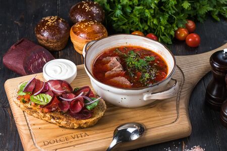 Домашний борщ с укропной пампушкой