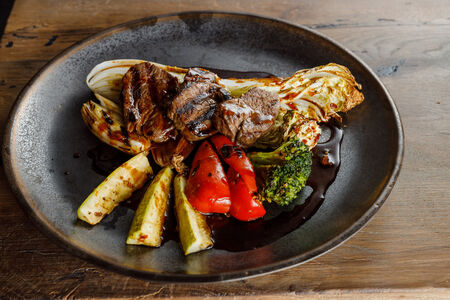 Медальоны из телятины в азиатском соусе