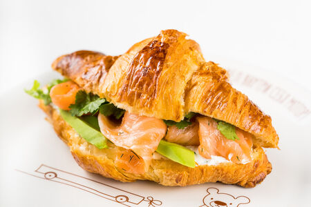 Круассан со слабосоленым лососем и авокадо