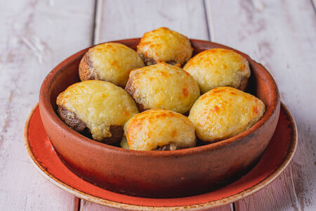 Грибные шапочки, фаршированные сыром сулугуни