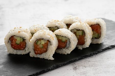 Ролл Острый с лососем