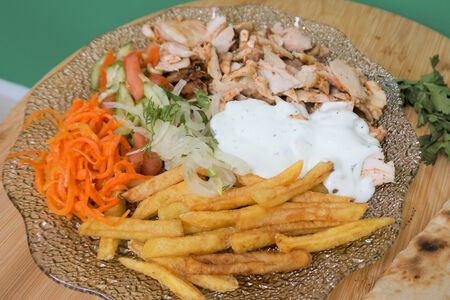 Шаверма классическая на тарелке