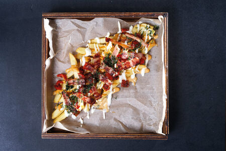 Картофель фри с беконом и зеленью