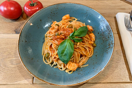 Спагетти лосось с томатами
