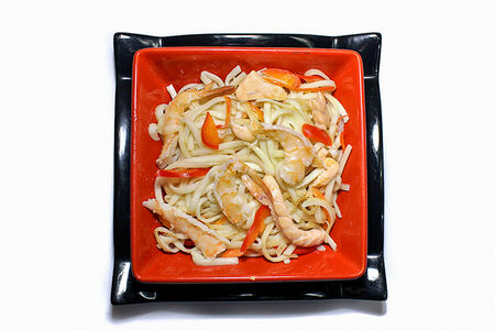 Удон с лососем и креветкой в сливочном соусе