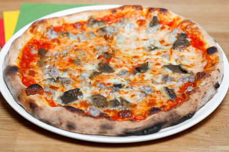 Пицца Грибы-сальсичча